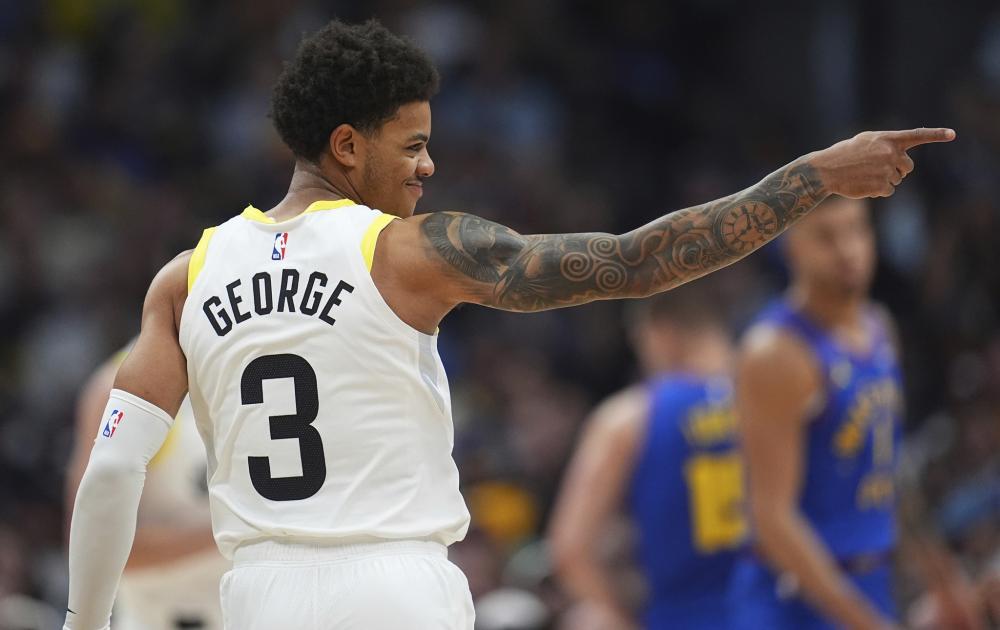 太快了没有闪，巴舒亚伊走近法兰克福吉祥物时被“袭击”.